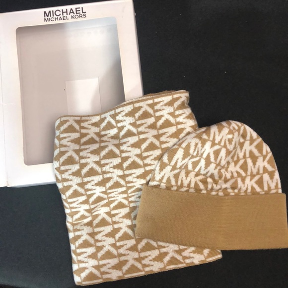Michael Kors Logo Knit Hat & Scarf 2-Piece Set $88 - Picture 1 of 7